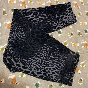 Hue leggings-Size M. 7/8 length. Mix of dark and light gray.